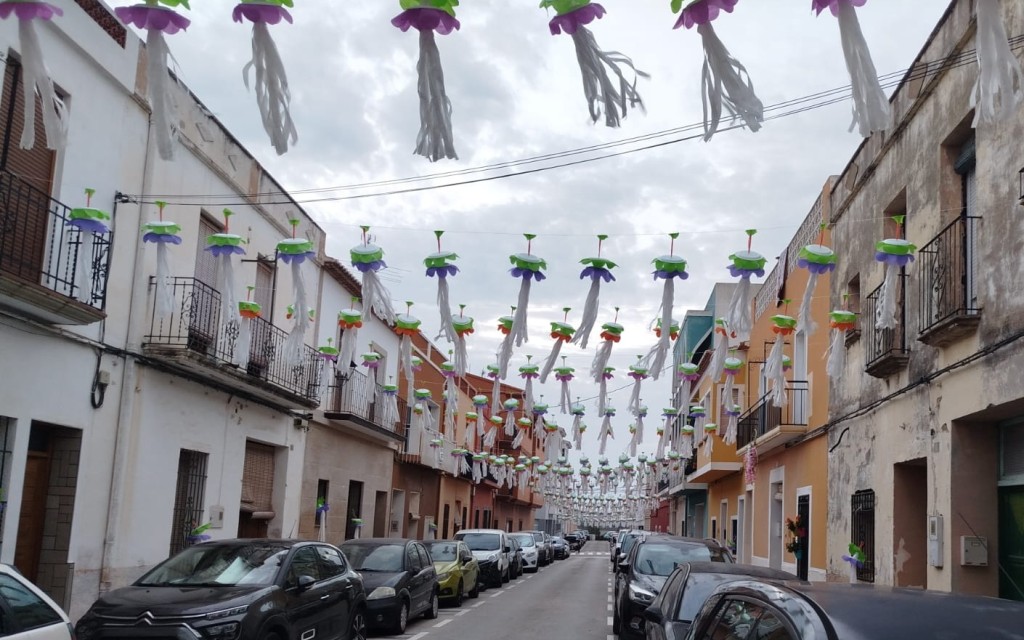A LES PORTES DE LA FESTA, ADORNANT CARRERS: SANT VICENT S'OMPLI DE MEDUSES. Espectacular i colorit