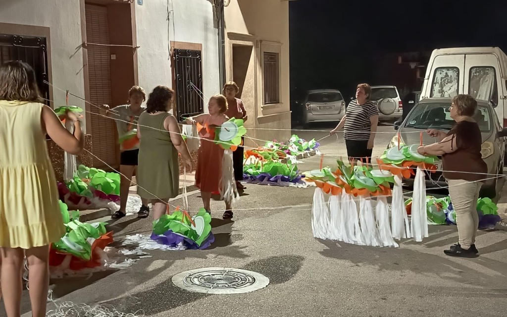A LES PORTES DE LA FESTA, ADORNANT CARRERS: SANT VICENT S'OMPLI DE MEDUSES. Espectacular i colorit