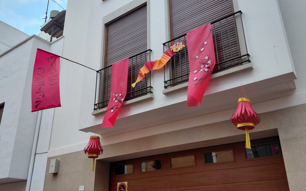 A LES PORTES DE LA FESTA DE GATA, CARRERS ADORNATS. EL C/ DOCTOR GÓMEZ FERRER ENS ENDINSA AL MÓN ORIENTAL