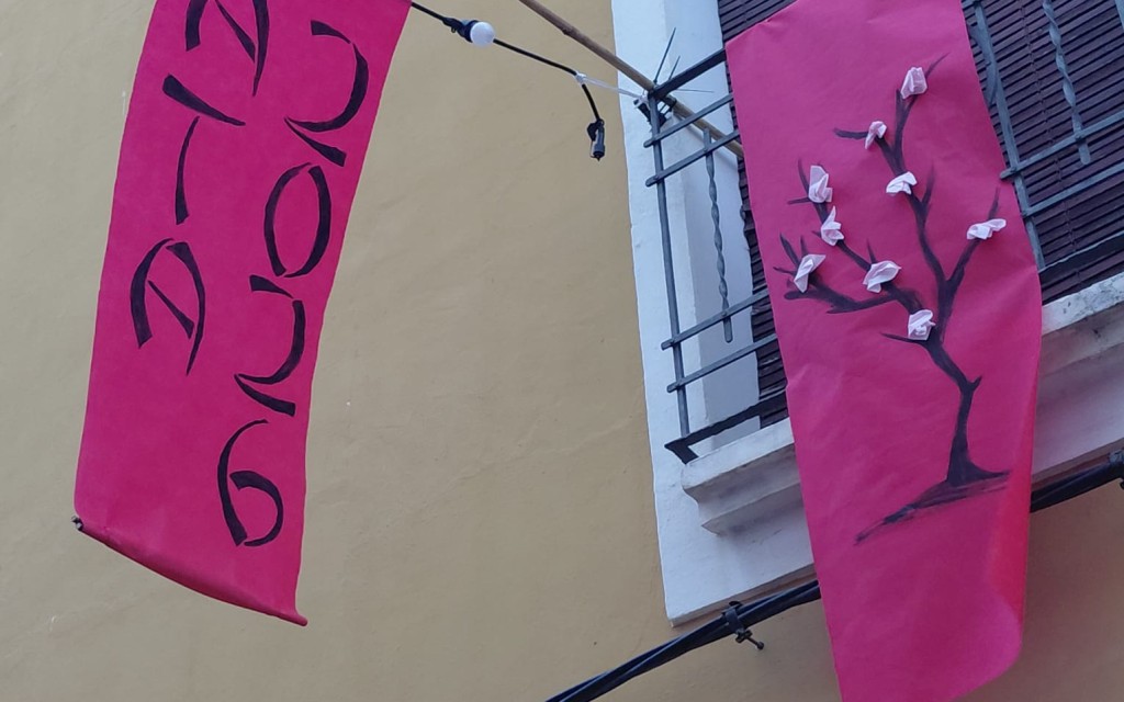 A LES PORTES DE LA FESTA DE GATA, CARRERS ADORNATS. EL C/ DOCTOR GÓMEZ FERRER ENS ENDINSA AL MÓN ORIENTAL