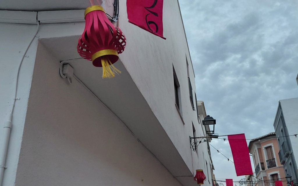 A LES PORTES DE LA FESTA DE GATA, CARRERS ADORNATS. EL C/ DOCTOR GÓMEZ FERRER ENS ENDINSA AL MÓN ORIENTAL