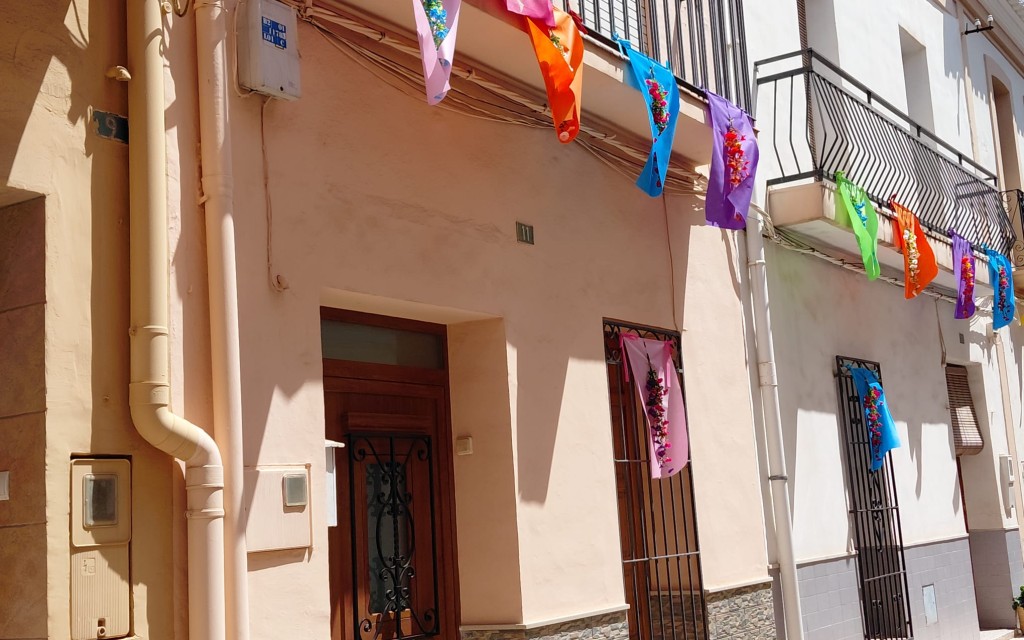A LES PORTES DE LA FESTA GATERA, CARRERS ADORNATS: BISBE CERVERA TÉ TELES I FLORS