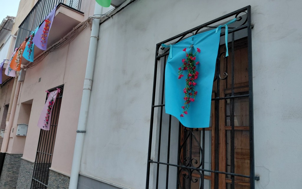 A LES PORTES DE LA FESTA GATERA, CARRERS ADORNATS: BISBE CERVERA TÉ TELES I FLORS