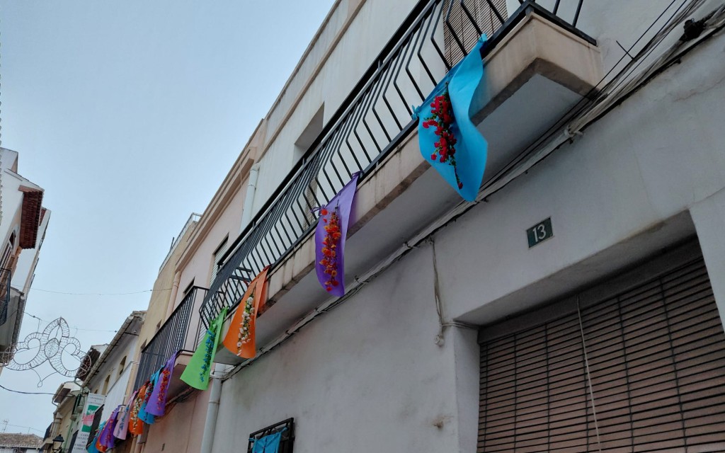 A LES PORTES DE LA FESTA GATERA, CARRERS ADORNATS: BISBE CERVERA TÉ TELES I FLORS