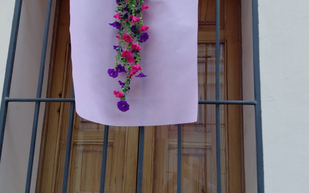 A LES PORTES DE LA FESTA GATERA, CARRERS ADORNATS: BISBE CERVERA TÉ TELES I FLORS