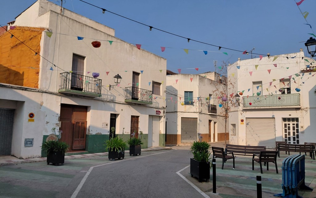 A LES PORTES DE LA FESTA, GATA. ADORNANT CARRERS I PLACES. També s'engalanen part del carrer Teulada i la Placeta de Sant Antoni, l'únic del Raval