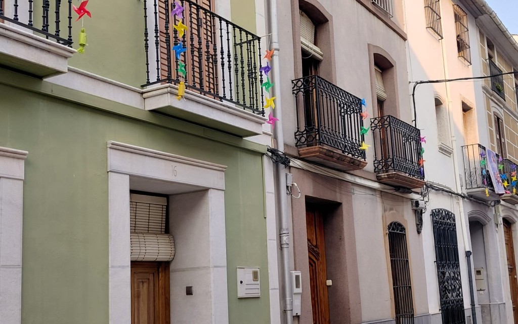A LES PORTES DE LA FESTA, GATA. ADORNANT CARRERS I PLACES. També s'engalanen part del carrer Teulada i la Placeta de Sant Antoni, l'únic del Raval