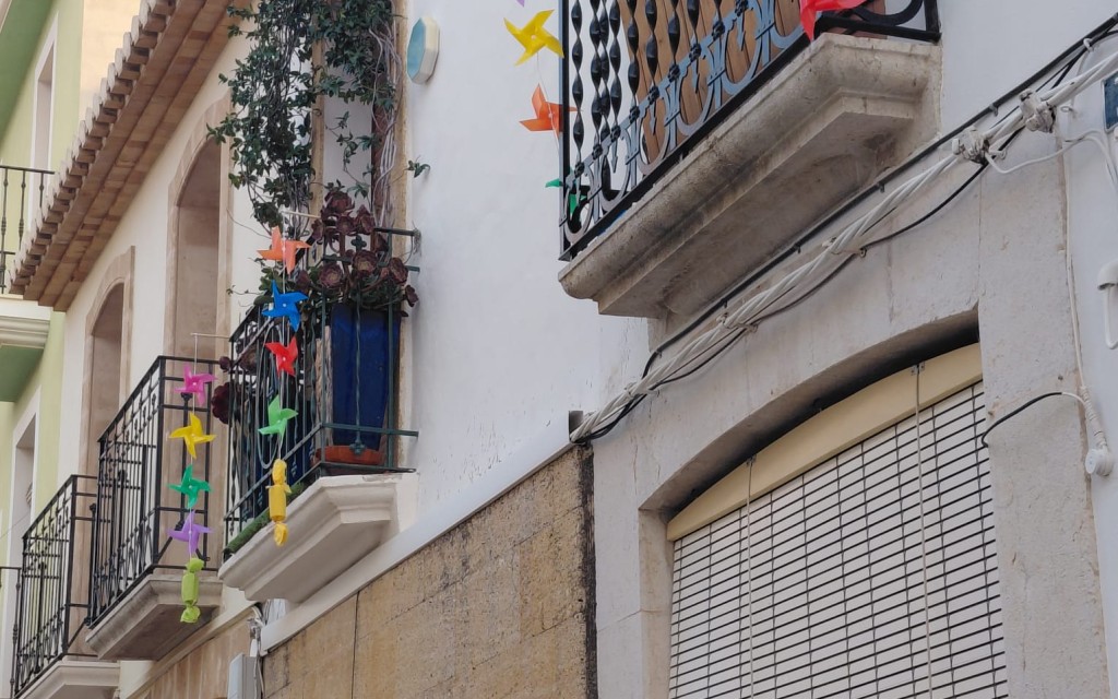 A LES PORTES DE LA FESTA, GATA. ADORNANT CARRERS I PLACES. També s'engalanen part del carrer Teulada i la Placeta de Sant Antoni, l'únic del Raval