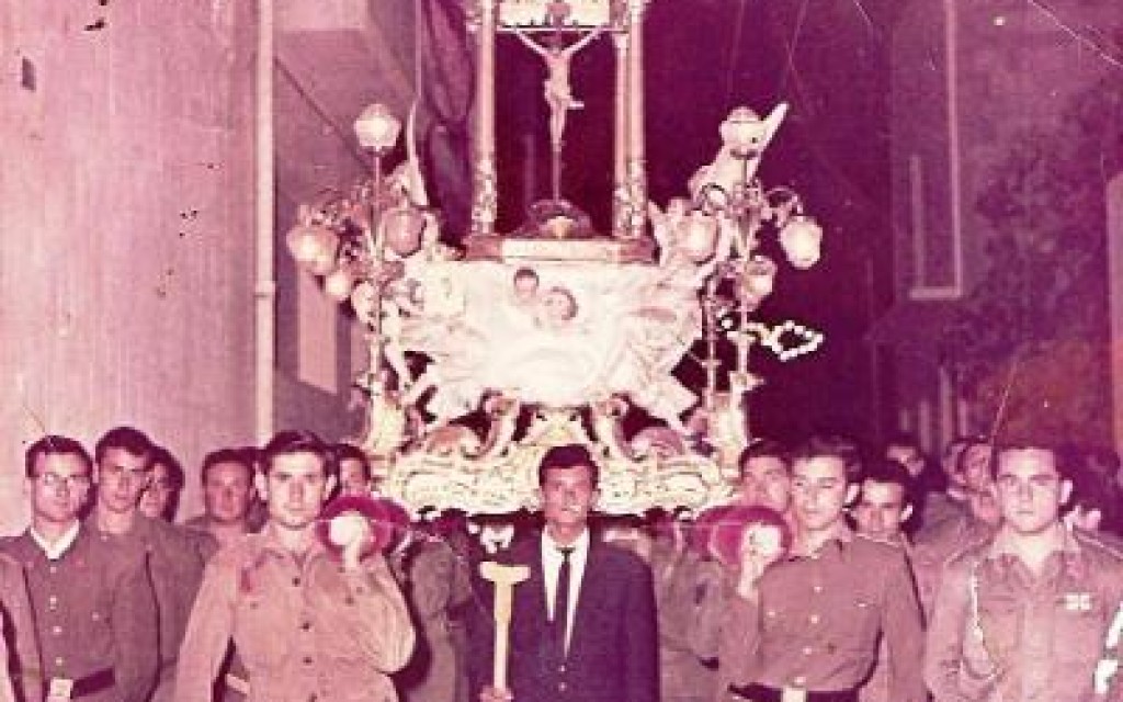 COMENÇA LA FESTA. 265 ANYS DEDICATS AL CRIST. HUI ÉS LA BAIXADA DEL PATRÓ DE GATA. 25 ANYS QUE NO EL PORTEN JOVES LLICENCIATS DEL SERVEI MILITAR