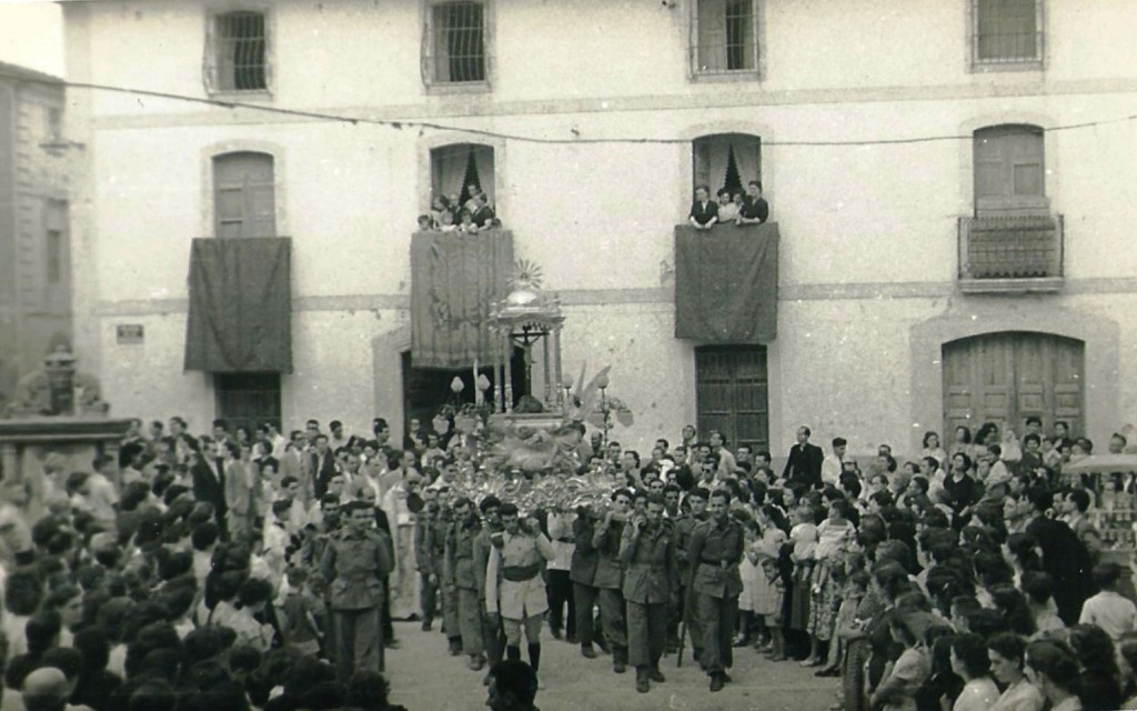 COMENÇA LA FESTA. 265 ANYS DEDICATS AL CRIST. HUI ÉS LA BAIXADA DEL PATRÓ DE GATA. 25 ANYS QUE NO EL PORTEN JOVES LLICENCIATS DEL SERVEI MILITAR