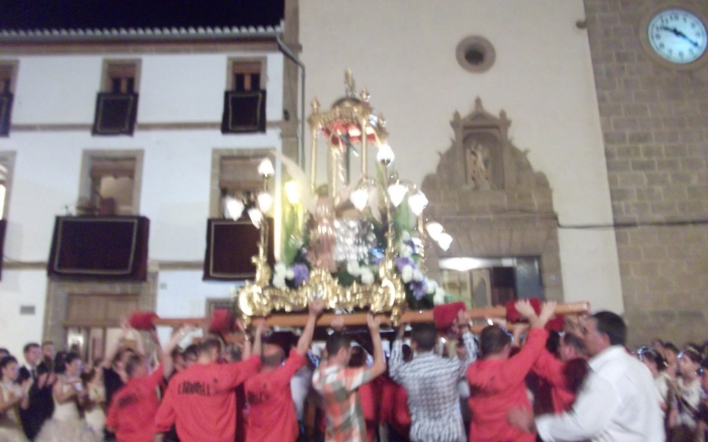 COMENÇA LA FESTA. 265 ANYS DEDICATS AL CRIST. HUI ÉS LA BAIXADA DEL PATRÓ DE GATA. 25 ANYS QUE NO EL PORTEN JOVES LLICENCIATS DEL SERVEI MILITAR