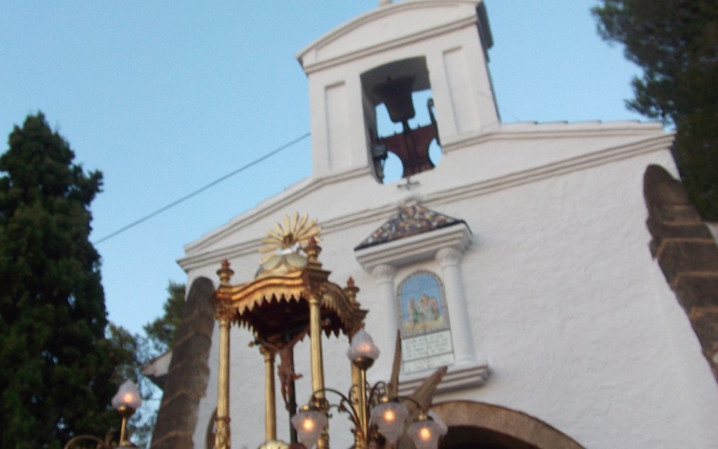 COMENÇA LA FESTA. 265 ANYS DEDICATS AL CRIST. HUI ÉS LA BAIXADA DEL PATRÓ DE GATA. 25 ANYS QUE NO EL PORTEN JOVES LLICENCIATS DEL SERVEI MILITAR