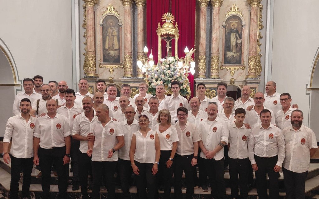 PRIMER DIA DE FESTES DE GATA. BAIXADA DEL PATRÓ, EL SANTÍSSIM CRIST DEL CALVARI. Molts gaters i gateres acompanyen la imatge de l'ermita a l'església (Reportatge gràfic)