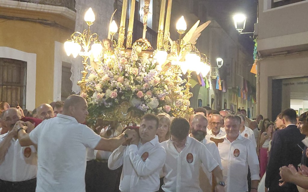 PRIMER DIA DE FESTES DE GATA. BAIXADA DEL PATRÓ, EL SANTÍSSIM CRIST DEL CALVARI. Molts gaters i gateres acompanyen la imatge de l'ermita a l'església (Reportatge gràfic)