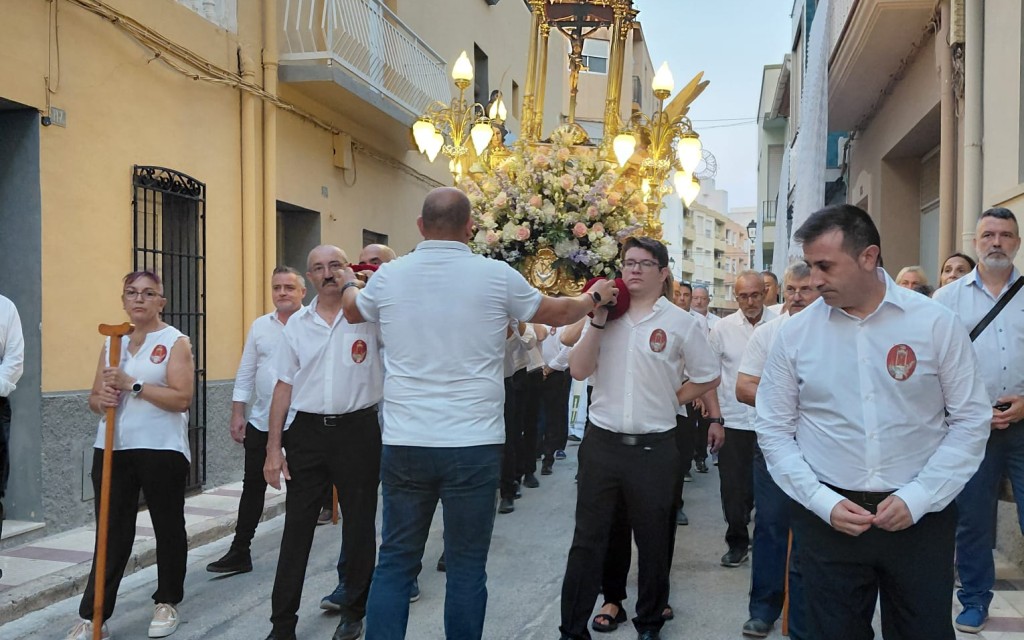 PRIMER DIA DE FESTES DE GATA. BAIXADA DEL PATRÓ, EL SANTÍSSIM CRIST DEL CALVARI. Molts gaters i gateres acompanyen la imatge de l'ermita a l'església (Reportatge gràfic)