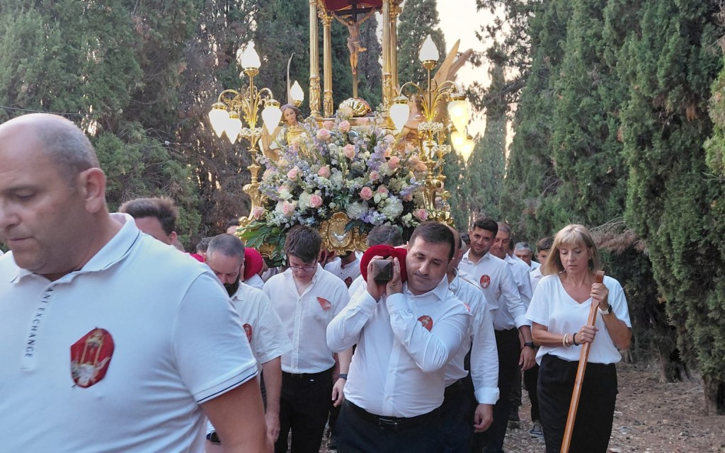 PRIMER DIA DE FESTES DE GATA. BAIXADA DEL PATRÓ, EL SANTÍSSIM CRIST DEL CALVARI. Molts gaters i gateres acompanyen la imatge de l'ermita a l'església (Reportatge gràfic)