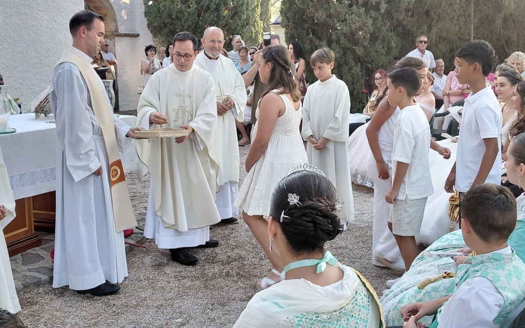 PRIMER DIA DE FESTES DE GATA. BAIXADA DEL PATRÓ, EL SANTÍSSIM CRIST DEL CALVARI. Molts gaters i gateres acompanyen la imatge de l'ermita a l'església (Reportatge gràfic)