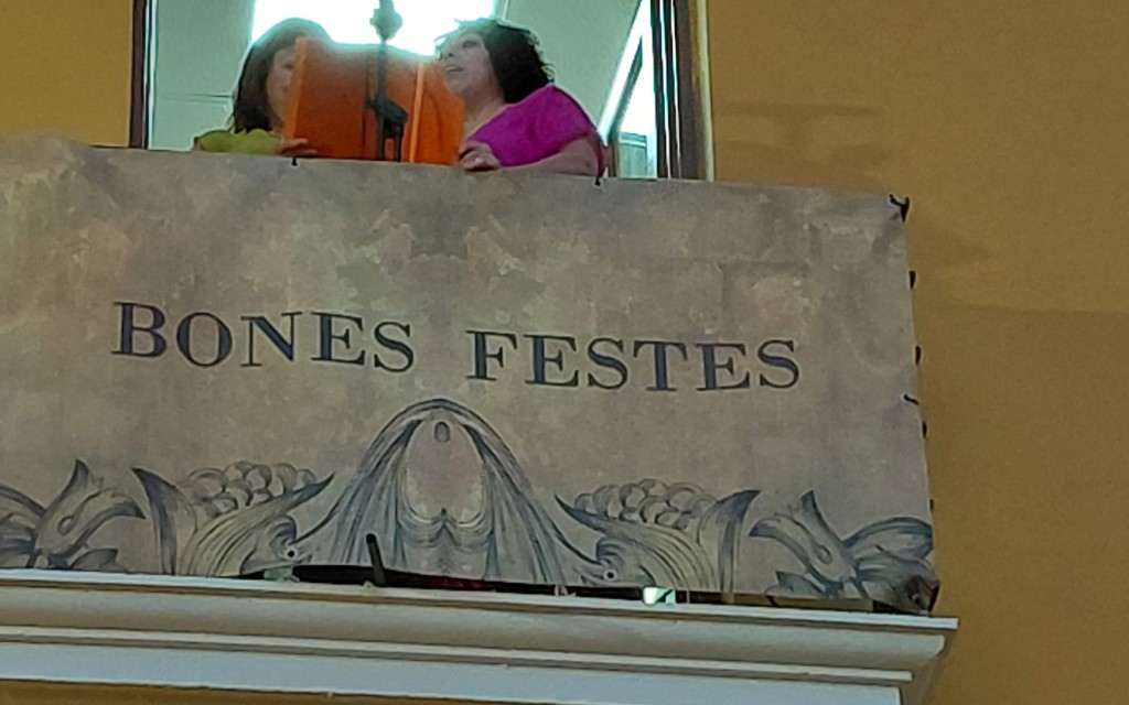 RESUM 2N DIA FESTER DE GATA: LES BIBLIOTECÀRIES I EL PREGÓ ATRAUEN A MOLTA GENT. Des de la biblioteca, un lloc viu, hem vist créixer este poble.