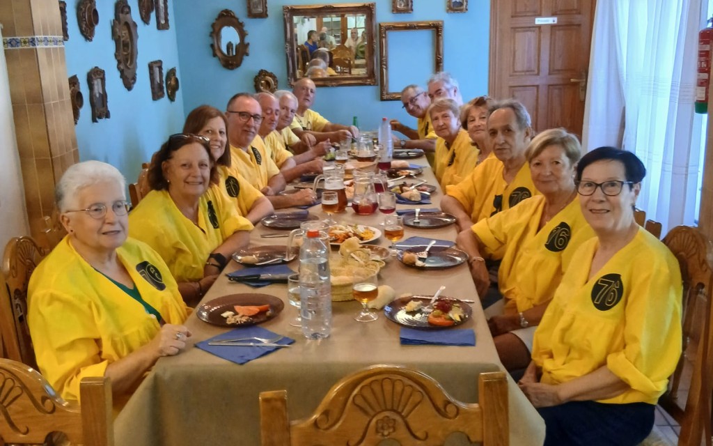 AHIR, GATA 2026. LES QUINTADES OMPLIN DE COLOR LA FESTA. L'ALCANTARILLAT VA FESTEJAR ELS 40 ANYS DE QUINTÀ. Retrobament de quintes i quintos