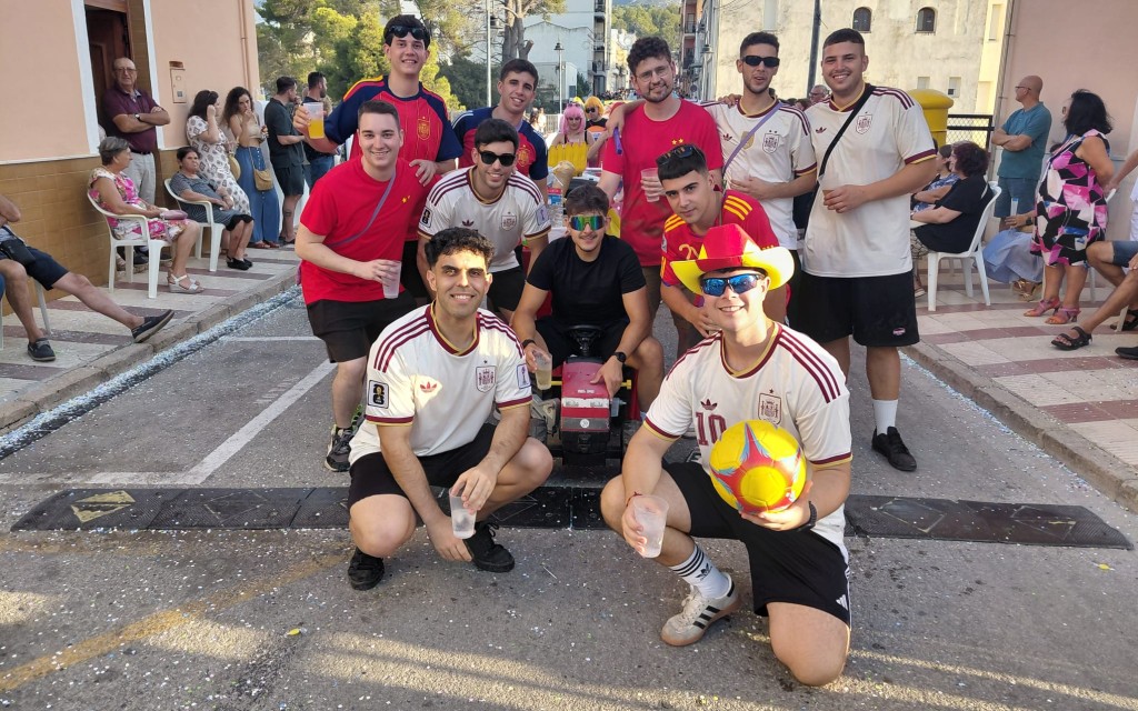 COLORIT I GRAN AMBIENT A LA DESFILADA DE GRUPS A PEU I CARROSSES DE GATA. Per la nit, el conjunt instrumental Avalanx va ser tota una sorpresa