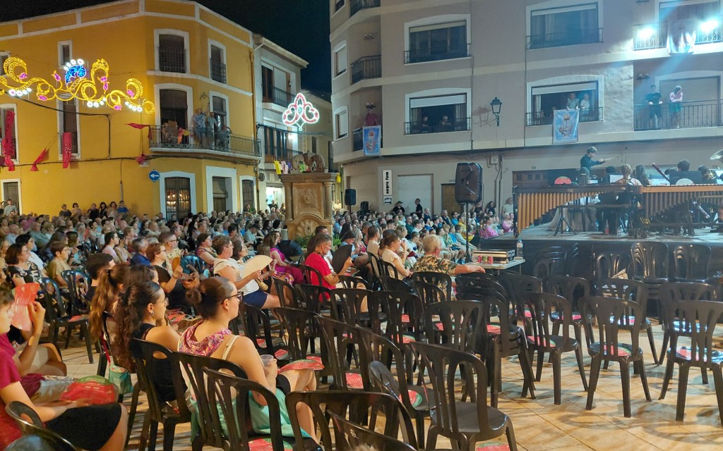 AHIR, LA VESPRA: FESTES GATA: EXCEPCIONAL REVETLA AMB LA DIRECTORA MERCHE FEMENÍA I EL DIRECTOR JUAN ESPINOSA
