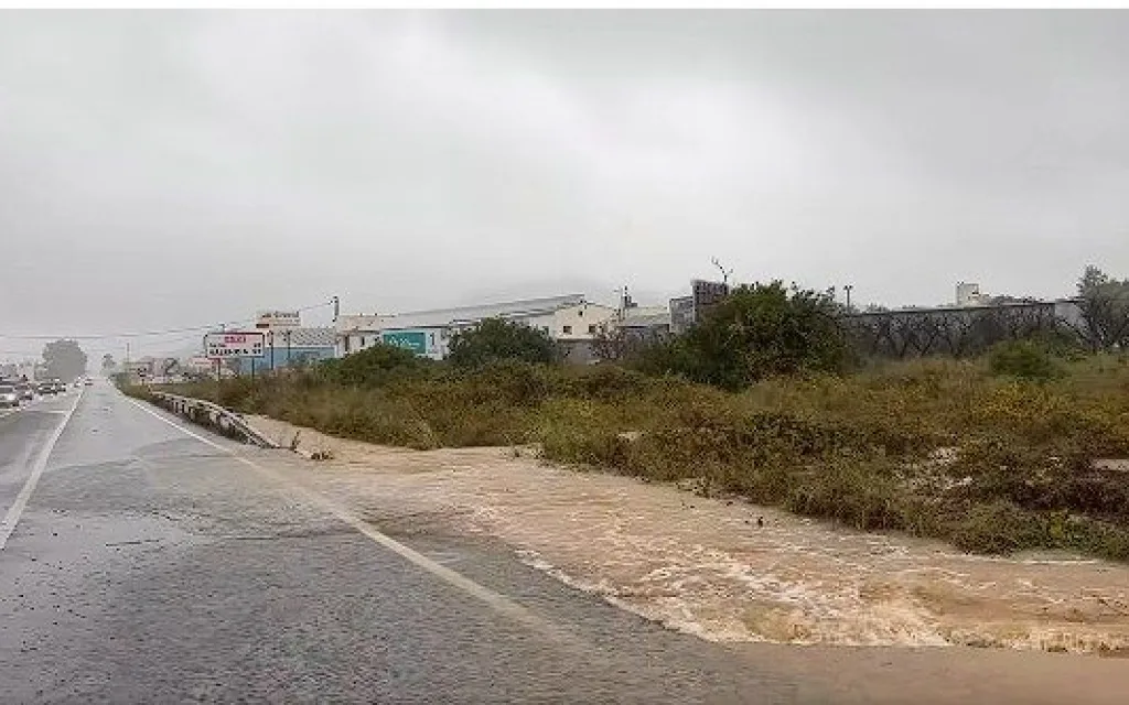 LA TORMENTA SUMA JA A GATA 141 LITRES EN 20 HORES. Alerta roja. Demà dilluns, suspeses les classes