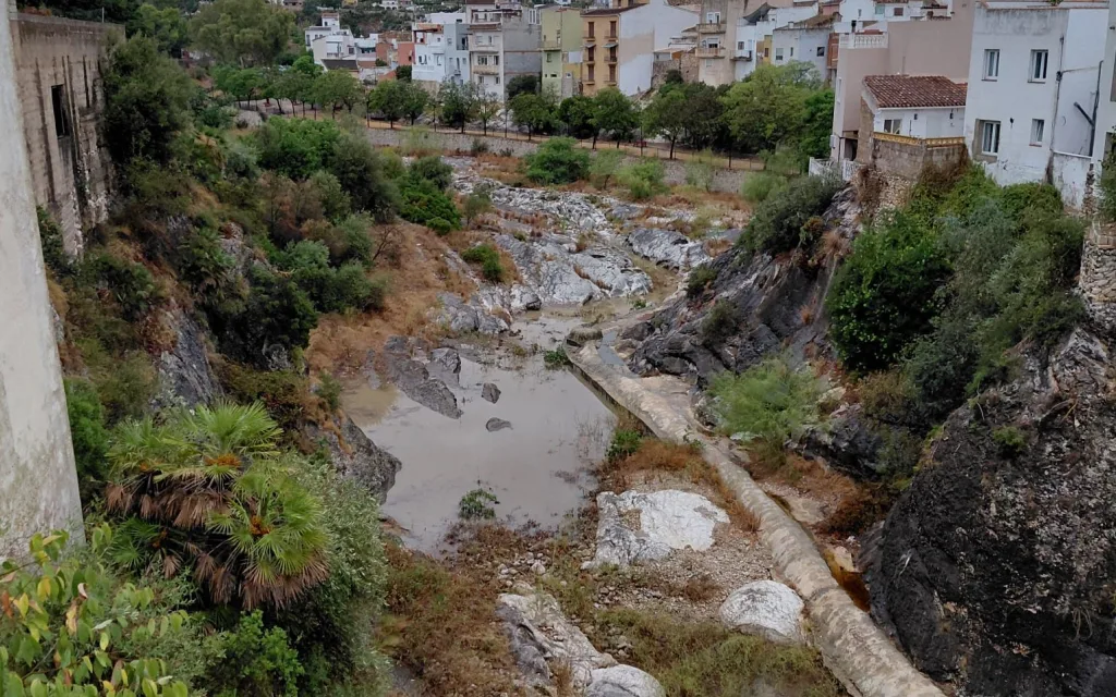 EL REVENTÓ TÈRMIC (ESCLAFIT HUMIT) DEIXA NOMBROSOS INCIDENTS I 17 LITRES A GATA. Demà dimecres pel tardet, l'històric i singular eclipsi de sol. Habilitaran el camp de vol (antic camp de tir)