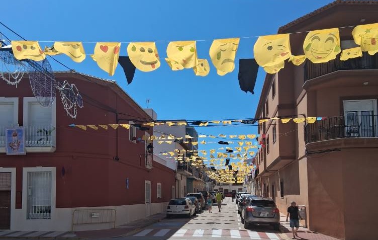 FESTES GATA: ELS CARRERS ENGALANATS HAN DONAT VIDA FESTERA AL POBLE