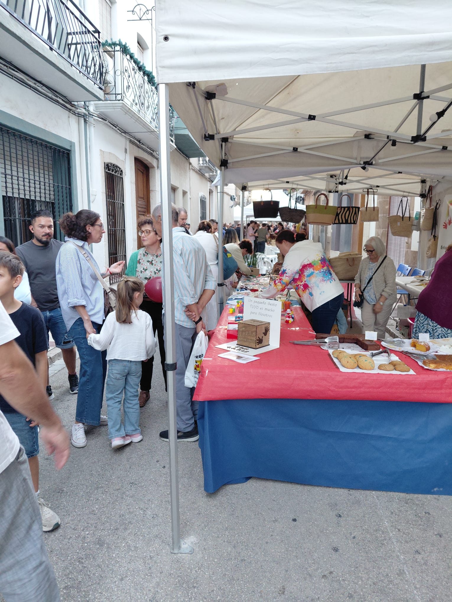 BON TEMPS, MOLTA GENT A LA FIRA GATA AL CARRER: HUI, SEGON DIA DE LA XXI EDICIÓ