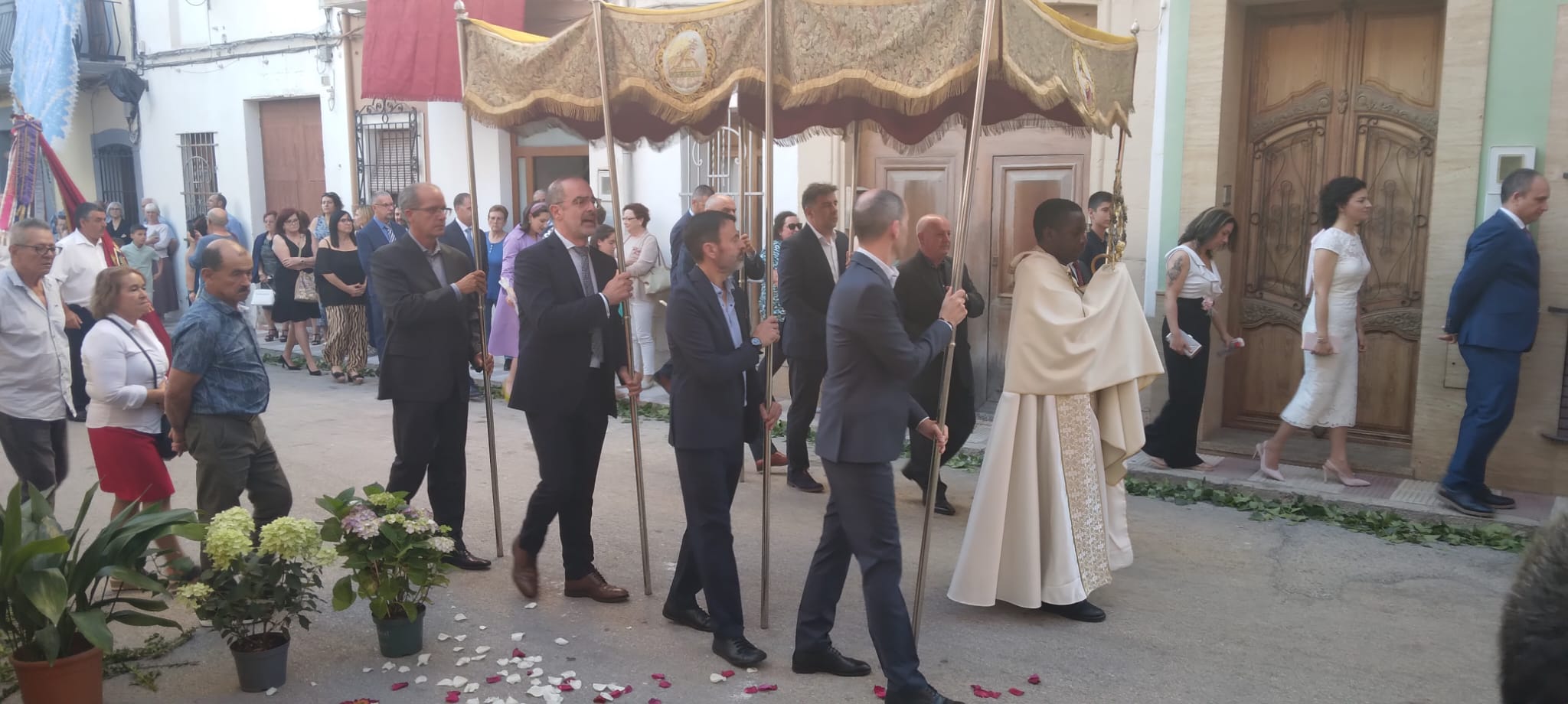 PROCESSÓ DEL CORPUS A GATA: cinc taules al llarg del recorregut