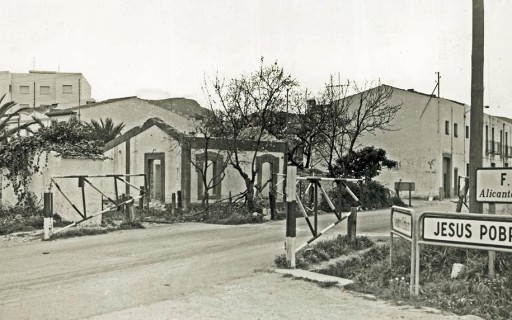 FOTOGRAFIES ANTIGUES...I D'ABANS (Gata en el record) -Nº 1.909- Les portes de la via, cap als anys 70