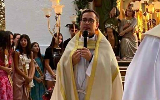 DEMÀ DIUMENGE, ENTRADA A LA PARRÒQUIA DE GATA DEL NOU RECTOR DON ENRIQUE SAIZ ZAMORANO. És natural de Alfafar i deixa la parroquia de Santa Bárbara de Casinos