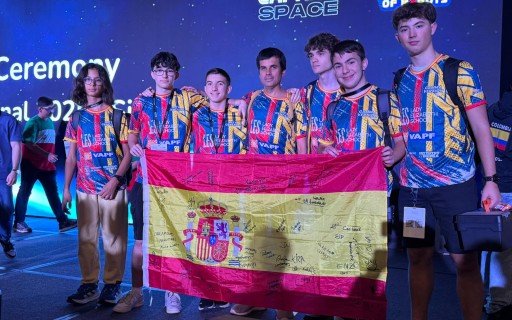 EL JOVE GATER DE 20 ANYS PEDRO SIGNES SIGNES PARTICIPA ESTOS DIES EN LA FINAL MUNDIAL DE ROBÒTICA A SINGAPUR. L'equip queda 17 de 60