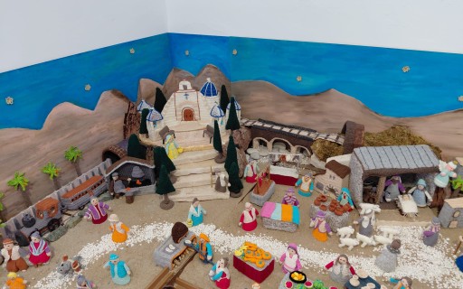 CONEIXEU EL BETLEM DE PUNT DE GANXO DE ROSARIO MONFORT? Enguany incorpora un arbre de nadal amb complements fet amb la mateixa tècnica