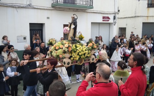 HUI COMENCEN LES FESTES DE SANT ANTONI AL BARRI DEL RAVAL. TENEN UNA PARTICULAR I BONICA HISTÒRIA. Demà ofrena i passacarrer. Diumenge missa i bendició de pans i animals.