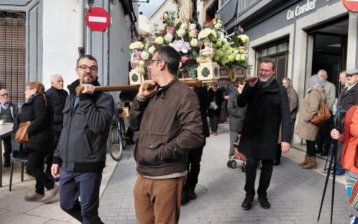 ELS VEÏNS DEL RAVAL I EL POBLE DE GATA FESTEJEN A SANT ANTONI. Les festes al sant amb fred, però sense aigua