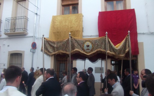 DEMÀ, CELEBRACIÓ DE LA FESTA DEL CORPUS CHRISTI A GATA: engalanament de carrers, processó amb la custodia sota palis, cobertors a les façanes, comulgants, taules de parada