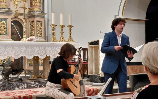 DOS ARTISTES GATERS PER A UN CONCERT IMPRESSIONANT: ROSARIO CASELLES CANET A LA GUITARRA I JOSÉ MONFORT PEDRO DE TENOR  L’església parroquial acull l’actuació del duet dins de la programación del projecte Gata’m