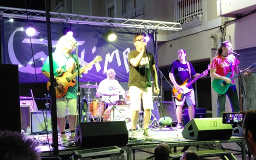 LES FESTES DE LA FONT DEL RIU AFRONTEN EL SEGON DIA: Jocs infantils d'aigua, truc, Abierto 24 horas. Anit, èxit del rock amb gent gatera: La señora X i Catximba