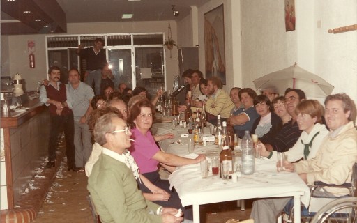 FOTOGRAFÍAS ANTIGUAS...I D'ABANS (Gata en el record). Nº 1.913. Dinar del veïnat de la Font del Riu final dècada dels 80, antic bar La Font del Riu
