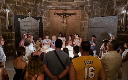 IMATGES CURIOSES: CRIPTA DE LA CATEDRAL DE CÁDIZ, TOMBA DEL BISBE CERVERA, GATER IL·LUSTRE. Font: foto Facebook, themysteryman