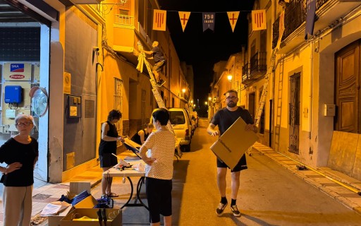 A LES PORTES DE LA FESTA DE GATA. ADORNANT CARRERS. ELS VEÏNS DE REIS CATÒLICS HOMENATJEN A JAUME I EN EL 750 ANIVERSARI DE LA SEUA MORT