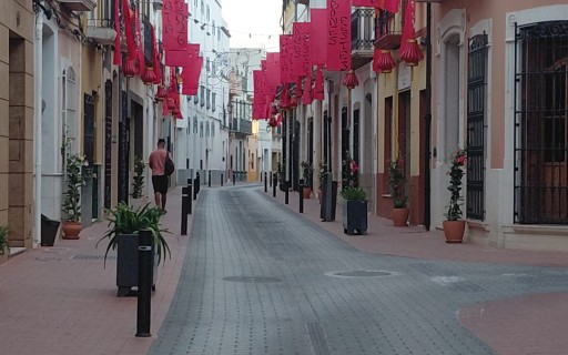 A LES PORTES DE LA FESTA DE GATA, CARRERS ADORNATS. EL C/ DOCTOR GÓMEZ FERRER ENS ENDINSA AL MÓN ORIENTAL