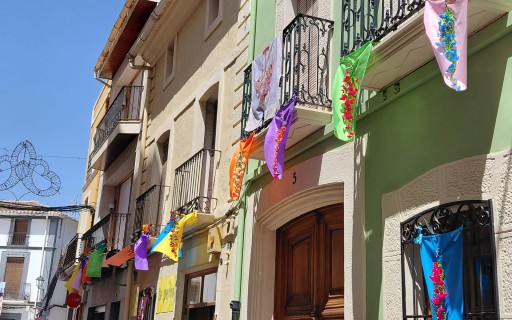 A LES PORTES DE LA FESTA GATERA, CARRERS ADORNATS: BISBE CERVERA TÉ TELES I FLORS