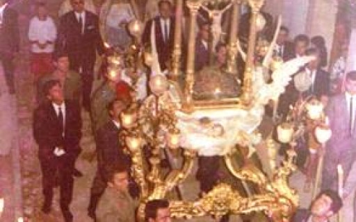 COMENÇA LA FESTA. 265 ANYS DEDICATS AL CRIST. HUI ÉS LA BAIXADA DEL PATRÓ DE GATA. 25 ANYS QUE NO EL PORTEN JOVES LLICENCIATS DEL SERVEI MILITAR