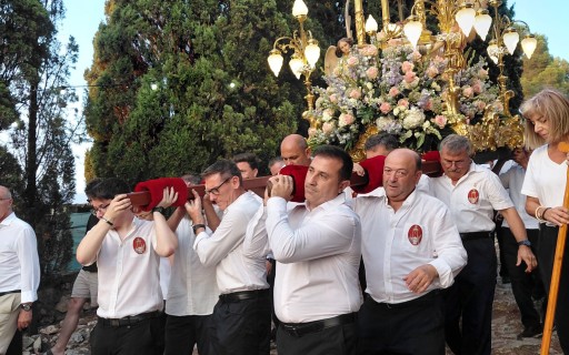 PRIMER DIA DE FESTES DE GATA. BAIXADA DEL PATRÓ, EL SANTÍSSIM CRIST DEL CALVARI. Molts gaters i gateres acompanyen la imatge de l'ermita a l'església (Reportatge gràfic)