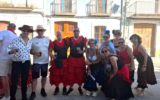 SEGUIM A LA FESTA. GATA 2026. HUI ÉS EL QUART DIA DEDICAT A LES PAELLES NOCTURNES. Les calaveres, primer premi de barraques