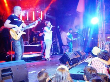 CRÒNICA FESTERA: Tercer dia de festes: ORQUESTRA LA VIVA, una jove veïna de Gata actuant