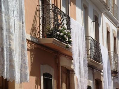 MIRADES URBANES: cobertors de processó.