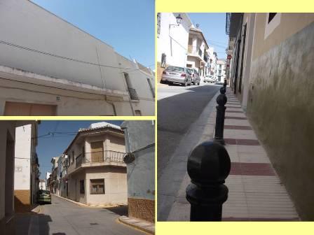 MIRADES URBANES (3): Sense balcó, quatre cantons i bolardos